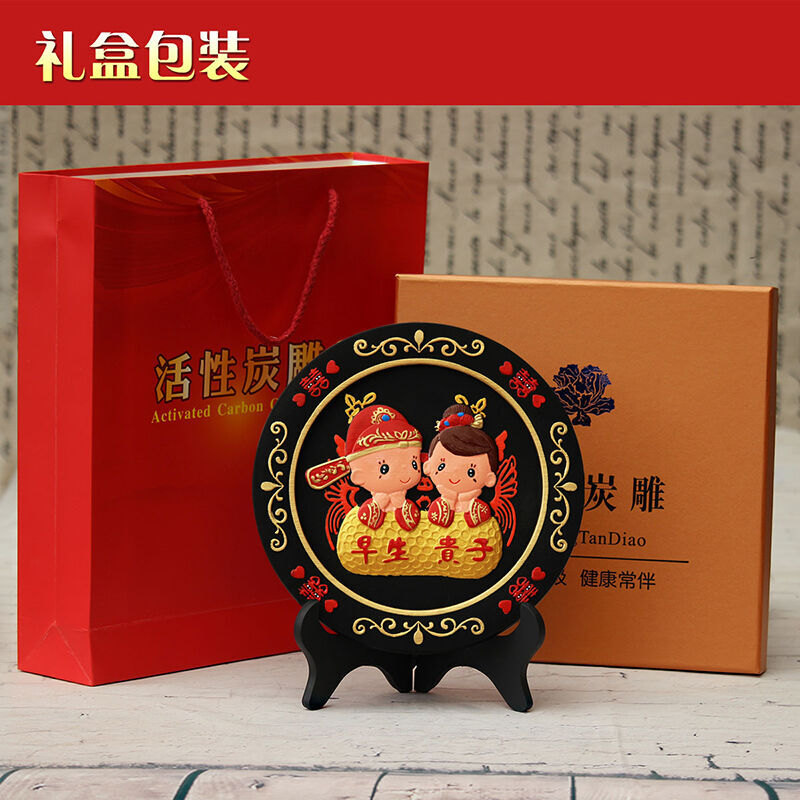 門扉喜結(jié)良緣 一尊活性炭雕，兩心永恒見證